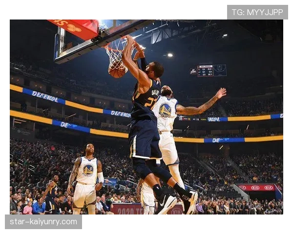 合法冲撞判罚关键：肩膀对抗与触球时机说明